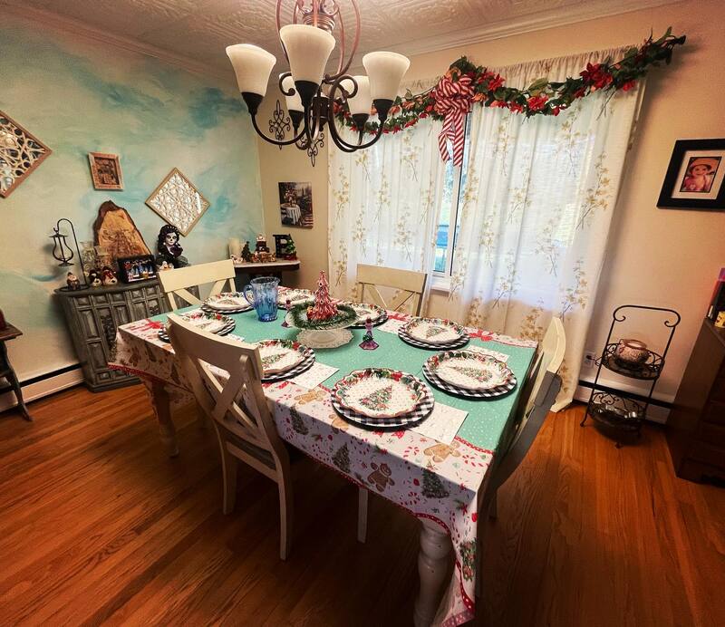 Christmas dinner decor, hosting family dinner